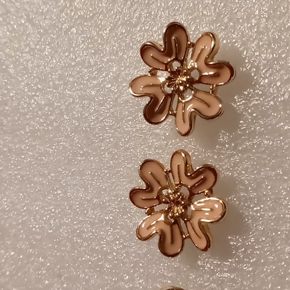 2 pair vintage Enamel floral stud & etched & crystal drop both in gold tone. - Picture 6 of 7